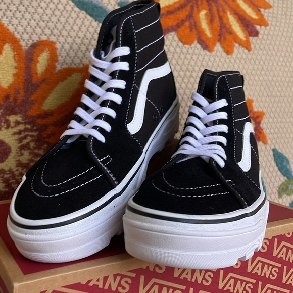 Vans Men’s Sentry Sk8-Hi
Black/White
VN0A5KY5BA2
Sneakers - Picture 11 of 16